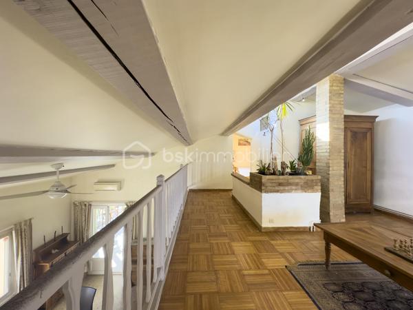 🍀 À Bédarrides, entre Avignon, Orange et Carpentras, découvrez cette grande maison familiale spacieuse et lumineuse de 217 m² avec piscine, spa, garage, carport et jardin paysager d’environ 1 800 m².

Située en impasse, au calme, à quelques minutes du centre du village, cette propriété offre un cadre de vie rare : espace, lumière, intimité et nature, tout en restant proche de la gare TER, des écoles, des commerces et des grands axes. Bédarrides séduit par son équilibre entre vie de village, environnement naturel, vignobles, proximité du Mont Ventoux et accès rapide aux pôles d’Avignon, Carpentras et Orange.

La maison principale propose de beaux volumes et une organisation idéale pour une vie de famille :
- 4 chambres, dont 2 en rez-de-chaussée ;
- une chambre avec accès indépendant, idéale pour recevoir, créer une chambre d’hôtes ou exercer une activité professionnelle ;
- 1 bureau avec nombreux rangements ;
- cuisine équipée indépendante ;
- salon avec cheminée ;
- salle à manger avec poêle à bois ;
- véranda lumineuse de 34 m², véritable pièce de vie tournée vers le jardin ;
- salle de bain avec baignoire, douche italienne et double vasque ;
- à l’étage : 2 chambres, dont une avec point d’eau et balcon, ainsi qu’une mezzanine.

Grâce à sa configuration, cette maison peut convenir à une grande famille, une famille recomposée, un projet de télétravail, une activité indépendante ou un projet d’accueil de type chambre d’hôtes.

Le terrain arboré d’environ 1 800 m² a été pensé comme un véritable lieu de vie extérieur, à la fois familial, ludique et reposant. Vous y trouverez :
- un grand jardin paysager ;
- une piscine avec abri découvrable ;
- un spa ;
- une cuisine d’été ;
- un bassin japonais ;
- un garage ;
- un carport pouvant accueillir jusqu’à 4 véhicules.

La propriété bénéficie de nombreux équipements orientées confort et autonomie:
- pompe à chaleur ;
- chauffage bois avec cheminée et poêle ;
- climatisation en rez-de-chaussée ;
- panneaux photovoltaïques en autoconsommation avec revente ;
- forage, véritable atout pour l’entretien du jardin et les usages extérieurs ;
- assainissement autonome par phyto-épuration ;
- isolation récente réalisée en 2025 ;
- double vitrage ;
- portail automatisé.

Cette maison chaleureuse et authentique allie confort moderne, charme familial, grands espaces et équipements orientés vers les économies d’énergie et une plus grande autonomie.

Une première découverte à distance peut être organisée sur rendez-vous. Mais pour ressentir pleinement l’atmosphère, le calme et le charme unique de cette propriété, rien ne remplace une visite sur place. Ce sera un plaisir de vous la faire découvrir !
