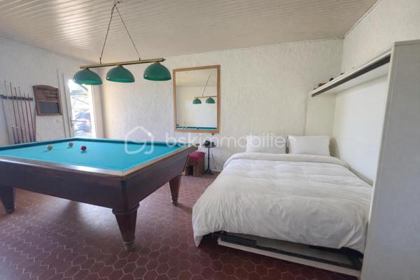 🍀 À Bédarrides, entre Avignon, Orange et Carpentras, découvrez cette grande maison familiale spacieuse et lumineuse de 217 m² avec piscine, spa, garage, carport et jardin paysager d’environ 1 800 m².

Située en impasse, au calme, à quelques minutes du centre du village, cette propriété offre un cadre de vie rare : espace, lumière, intimité et nature, tout en restant proche de la gare TER, des écoles, des commerces et des grands axes. Bédarrides séduit par son équilibre entre vie de village, environnement naturel, vignobles, proximité du Mont Ventoux et accès rapide aux pôles d’Avignon, Carpentras et Orange.

La maison principale propose de beaux volumes et une organisation idéale pour une vie de famille :
- 4 chambres, dont 2 en rez-de-chaussée ;
- une chambre avec accès indépendant, idéale pour recevoir, créer une chambre d’hôtes ou exercer une activité professionnelle ;
- 1 bureau avec nombreux rangements ;
- cuisine équipée indépendante ;
- salon avec cheminée ;
- salle à manger avec poêle à bois ;
- véranda lumineuse de 34 m², véritable pièce de vie tournée vers le jardin ;
- salle de bain avec baignoire, douche italienne et double vasque ;
- à l’étage : 2 chambres, dont une avec point d’eau et balcon, ainsi qu’une mezzanine.

Grâce à sa configuration, cette maison peut convenir à une grande famille, une famille recomposée, un projet de télétravail, une activité indépendante ou un projet d’accueil de type chambre d’hôtes.

Le terrain arboré d’environ 1 800 m² a été pensé comme un véritable lieu de vie extérieur, à la fois familial, ludique et reposant. Vous y trouverez :
- un grand jardin paysager ;
- une piscine avec abri découvrable ;
- un spa ;
- une cuisine d’été ;
- un bassin japonais ;
- un garage ;
- un carport pouvant accueillir jusqu’à 4 véhicules.

La propriété bénéficie de nombreux équipements orientées confort et autonomie:
- pompe à chaleur ;
- chauffage bois avec cheminée et poêle ;
- climatisation en rez-de-chaussée ;
- panneaux photovoltaïques en autoconsommation avec revente ;
- forage, véritable atout pour l’entretien du jardin et les usages extérieurs ;
- assainissement autonome par phyto-épuration ;
- isolation récente réalisée en 2025 ;
- double vitrage ;
- portail automatisé.

Cette maison chaleureuse et authentique allie confort moderne, charme familial, grands espaces et équipements orientés vers les économies d’énergie et une plus grande autonomie.

Une première découverte à distance peut être organisée sur rendez-vous. Mais pour ressentir pleinement l’atmosphère, le calme et le charme unique de cette propriété, rien ne remplace une visite sur place. Ce sera un plaisir de vous la faire découvrir !