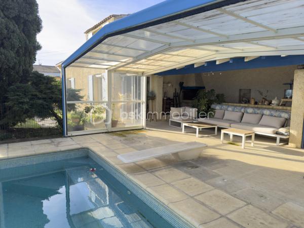 🍀 À Bédarrides, entre Avignon, Orange et Carpentras, découvrez cette grande maison familiale spacieuse et lumineuse de 217 m² avec piscine, spa, garage, carport et jardin paysager d’environ 1 800 m².

Située en impasse, au calme, à quelques minutes du centre du village, cette propriété offre un cadre de vie rare : espace, lumière, intimité et nature, tout en restant proche de la gare TER, des écoles, des commerces et des grands axes. Bédarrides séduit par son équilibre entre vie de village, environnement naturel, vignobles, proximité du Mont Ventoux et accès rapide aux pôles d’Avignon, Carpentras et Orange.

La maison principale propose de beaux volumes et une organisation idéale pour une vie de famille :
- 4 chambres, dont 2 en rez-de-chaussée ;
- une chambre avec accès indépendant, idéale pour recevoir, créer une chambre d’hôtes ou exercer une activité professionnelle ;
- 1 bureau avec nombreux rangements ;
- cuisine équipée indépendante ;
- salon avec cheminée ;
- salle à manger avec poêle à bois ;
- véranda lumineuse de 34 m², véritable pièce de vie tournée vers le jardin ;
- salle de bain avec baignoire, douche italienne et double vasque ;
- à l’étage : 2 chambres, dont une avec point d’eau et balcon, ainsi qu’une mezzanine.

Grâce à sa configuration, cette maison peut convenir à une grande famille, une famille recomposée, un projet de télétravail, une activité indépendante ou un projet d’accueil de type chambre d’hôtes.

Le terrain arboré d’environ 1 800 m² a été pensé comme un véritable lieu de vie extérieur, à la fois familial, ludique et reposant. Vous y trouverez :
- un grand jardin paysager ;
- une piscine avec abri découvrable ;
- un spa ;
- une cuisine d’été ;
- un bassin japonais ;
- un garage ;
- un carport pouvant accueillir jusqu’à 4 véhicules.

La propriété bénéficie de nombreux équipements orientées confort et autonomie:
- pompe à chaleur ;
- chauffage bois avec cheminée et poêle ;
- climatisation en rez-de-chaussée ;
- panneaux photovoltaïques en autoconsommation avec revente ;
- forage, véritable atout pour l’entretien du jardin et les usages extérieurs ;
- assainissement autonome par phyto-épuration ;
- isolation récente réalisée en 2025 ;
- double vitrage ;
- portail automatisé.

Cette maison chaleureuse et authentique allie confort moderne, charme familial, grands espaces et équipements orientés vers les économies d’énergie et une plus grande autonomie.

Une première découverte à distance peut être organisée sur rendez-vous. Mais pour ressentir pleinement l’atmosphère, le calme et le charme unique de cette propriété, rien ne remplace une visite sur place. Ce sera un plaisir de vous la faire découvrir !