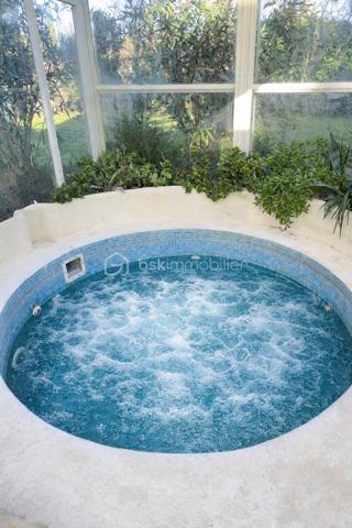 🍀 À Bédarrides, entre Avignon, Orange et Carpentras, découvrez cette grande maison familiale spacieuse et lumineuse de 217 m² avec piscine, spa, garage, carport et jardin paysager d’environ 1 800 m².

Située en impasse, au calme, à quelques minutes du centre du village, cette propriété offre un cadre de vie rare : espace, lumière, intimité et nature, tout en restant proche de la gare TER, des écoles, des commerces et des grands axes. Bédarrides séduit par son équilibre entre vie de village, environnement naturel, vignobles, proximité du Mont Ventoux et accès rapide aux pôles d’Avignon, Carpentras et Orange.

La maison principale propose de beaux volumes et une organisation idéale pour une vie de famille :
- 4 chambres, dont 2 en rez-de-chaussée ;
- une chambre avec accès indépendant, idéale pour recevoir, créer une chambre d’hôtes ou exercer une activité professionnelle ;
- 1 bureau avec nombreux rangements ;
- cuisine équipée indépendante ;
- salon avec cheminée ;
- salle à manger avec poêle à bois ;
- véranda lumineuse de 34 m², véritable pièce de vie tournée vers le jardin ;
- salle de bain avec baignoire, douche italienne et double vasque ;
- à l’étage : 2 chambres, dont une avec point d’eau et balcon, ainsi qu’une mezzanine.

Grâce à sa configuration, cette maison peut convenir à une grande famille, une famille recomposée, un projet de télétravail, une activité indépendante ou un projet d’accueil de type chambre d’hôtes.

Le terrain arboré d’environ 1 800 m² a été pensé comme un véritable lieu de vie extérieur, à la fois familial, ludique et reposant. Vous y trouverez :
- un grand jardin paysager ;
- une piscine avec abri découvrable ;
- un spa ;
- une cuisine d’été ;
- un bassin japonais ;
- un garage ;
- un carport pouvant accueillir jusqu’à 4 véhicules.

La propriété bénéficie de nombreux équipements orientées confort et autonomie:
- pompe à chaleur ;
- chauffage bois avec cheminée et poêle ;
- climatisation en rez-de-chaussée ;
- panneaux photovoltaïques en autoconsommation avec revente ;
- forage, véritable atout pour l’entretien du jardin et les usages extérieurs ;
- assainissement autonome par phyto-épuration ;
- isolation récente réalisée en 2025 ;
- double vitrage ;
- portail automatisé.

Cette maison chaleureuse et authentique allie confort moderne, charme familial, grands espaces et équipements orientés vers les économies d’énergie et une plus grande autonomie.

Une première découverte à distance peut être organisée sur rendez-vous. Mais pour ressentir pleinement l’atmosphère, le calme et le charme unique de cette propriété, rien ne remplace une visite sur place. Ce sera un plaisir de vous la faire découvrir !