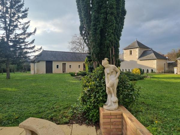 Belle propriété contemporaine avec piscine et tennis