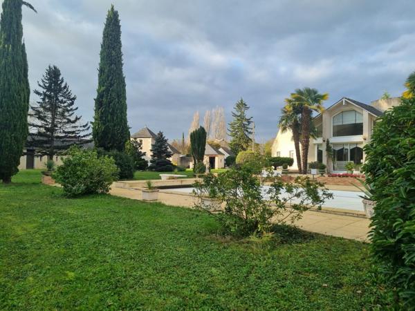 Belle propriété contemporaine avec piscine et tennis