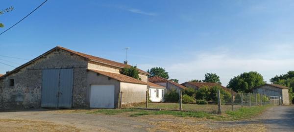 Ancienne ferme entourée de granges en pierres