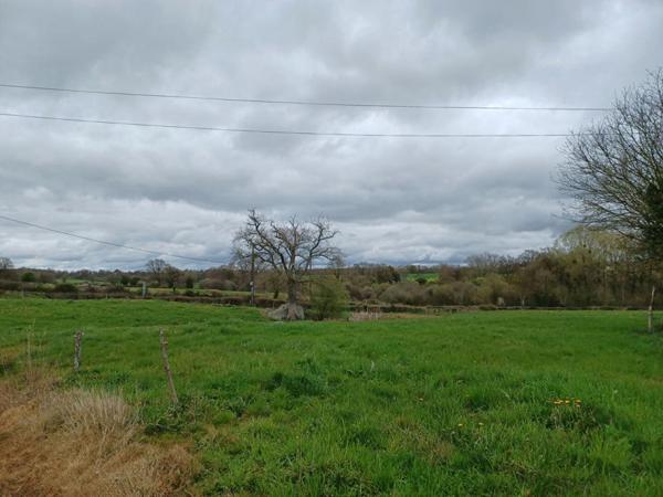 Ancienne ferme entourée de granges en pierres