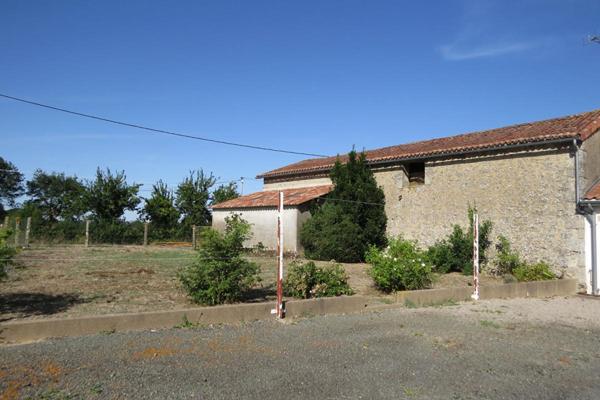 Ancienne ferme entourée de granges en pierres
