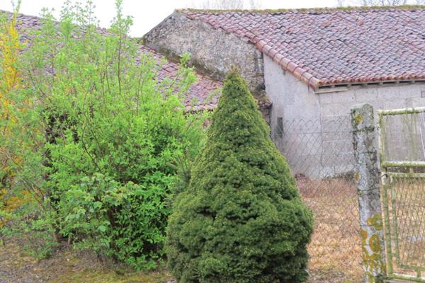 Ancienne ferme entourée de granges en pierres