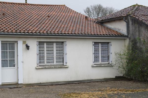 Ancienne ferme entourée de granges en pierres