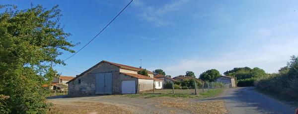 Ancienne ferme entourée de granges en pierres