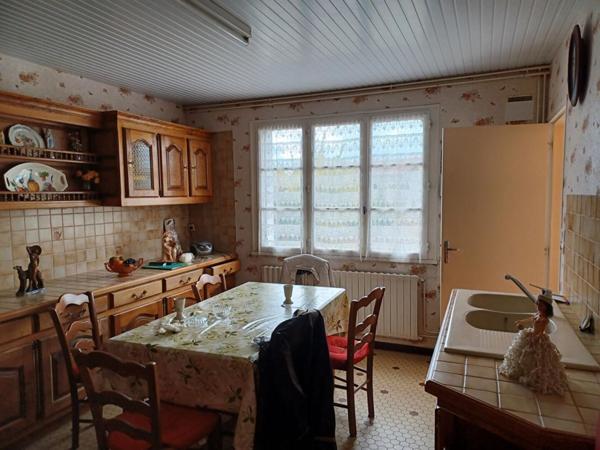 Ancienne ferme entourée de granges en pierres