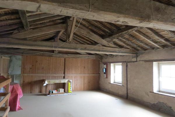 Ancienne ferme entourée de granges en pierres
