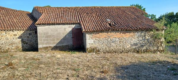 Ancienne ferme entourée de granges en pierres