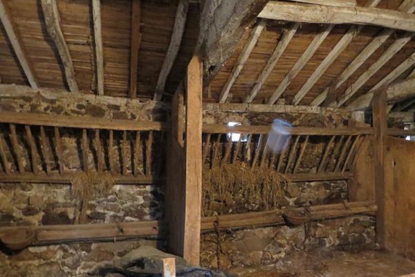 Ancienne ferme entourée de granges en pierres