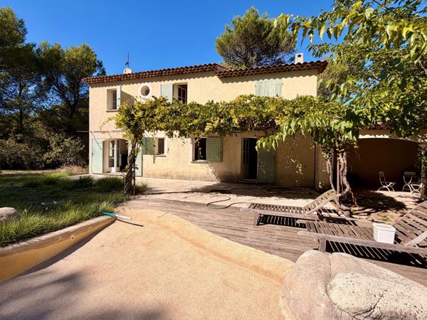 VILLA T6 AVEC PISCINE AU CALME A LOUER A VENTABREN