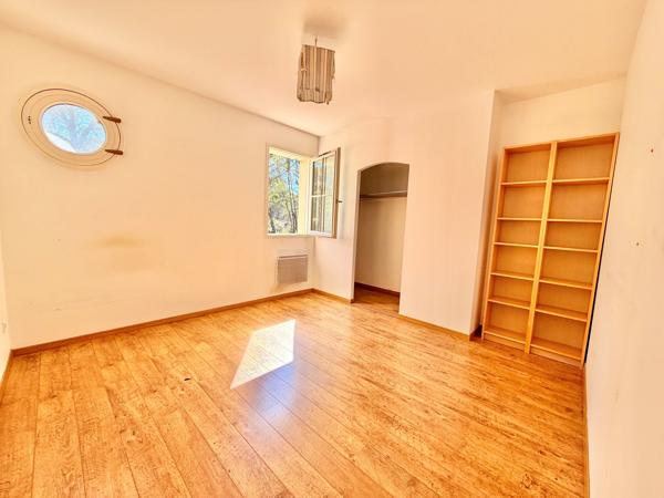 VILLA T6 AVEC PISCINE AU CALME A LOUER A VENTABREN
