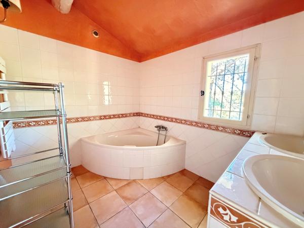 VILLA T6 AVEC PISCINE AU CALME A LOUER A VENTABREN
