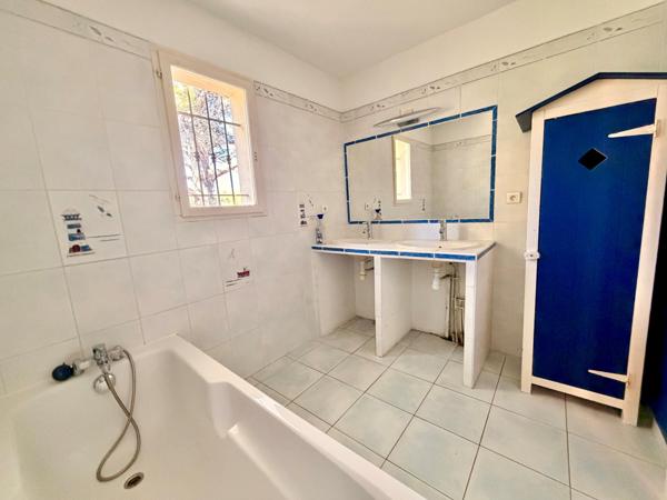 VILLA T6 AVEC PISCINE AU CALME A LOUER A VENTABREN