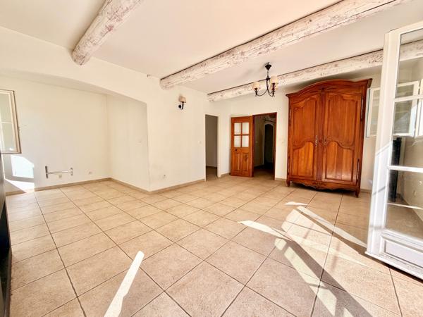 VILLA T6 AVEC PISCINE AU CALME A LOUER A VENTABREN