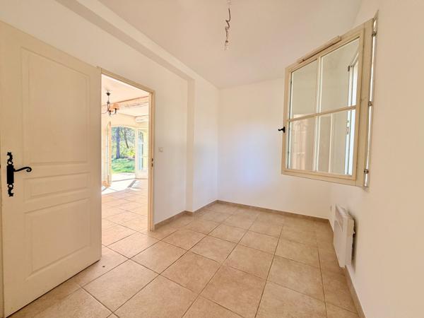 VILLA T6 AVEC PISCINE AU CALME A LOUER A VENTABREN