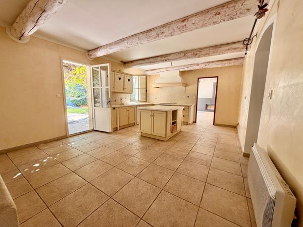 VILLA T6 AVEC PISCINE AU CALME A LOUER A VENTABREN