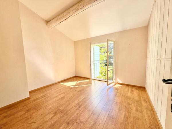 VILLA T6 AVEC PISCINE AU CALME A LOUER A VENTABREN
