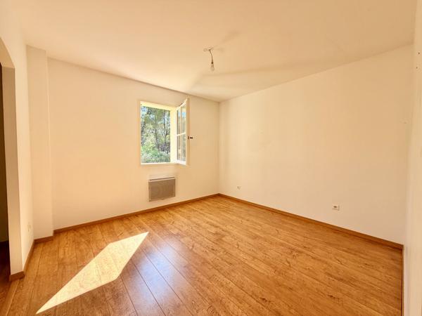 VILLA T6 AVEC PISCINE AU CALME A LOUER A VENTABREN
