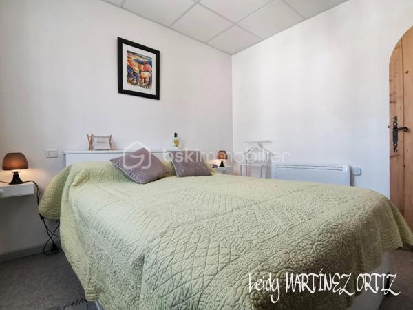 À seulement quelques pas des Thermes de Barbotan-les-Thermes, venez découvrir cet agréable appartement d’environ 24 m², rénové il y a environ 5 ans.
Situé au 1er étage d’une résidence calme et bien entretenue, sans voisin au-dessus, ce studio offre un cadre idéal pour profiter de Barbotan tout au long de l’année.
💰 Un investissement locatif intéressant : grâce à sa proximité immédiate avec la station thermale, l’appartement peut être loué environ 550 à 590 € pour une cure de trois semaines, selon la période.
⭐ Les + du bien :
* Appartement vendu meublé
* Environ 24 m²
* Rénové il y a environ 5 ans
* Menuiserie en double vitrage et PVC
* Place de parking incluse
* Wi-Fi disponible dans la résidence
* Accès direct au parc de Barbotan et à ses célèbres fleurs de lotus 🌸
* Travaux récents réalisés dans la copropriété : toiture, zinguerie et peinture des parties communes
* Aucune procédure en cours
Que vous soyez à la recherche d’un investissement locatif, d’un pied-à-terre dans le Gers ou d’un premier achat, ce bien mérite votre attention.
📍 Barbotan-les-Thermes – à proximité immédiate des Thermes
📞 Renseignements et visites : 07 84 42 09 05 Leidy MARTINEZ ORTIZ
N’hésitez pas à me contacter pour obtenir davantage d’informations ou convenir d’une visite.