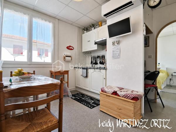À seulement quelques pas des Thermes de Barbotan-les-Thermes, venez découvrir cet agréable appartement d’environ 24 m², rénové il y a environ 5 ans.
Situé au 1er étage d’une résidence calme et bien entretenue, sans voisin au-dessus, ce studio offre un cadre idéal pour profiter de Barbotan tout au long de l’année.
💰 Un investissement locatif intéressant : grâce à sa proximité immédiate avec la station thermale, l’appartement peut être loué environ 550 à 590 € pour une cure de trois semaines, selon la période.
⭐ Les + du bien :
* Appartement vendu meublé
* Environ 24 m²
* Rénové il y a environ 5 ans
* Menuiserie en double vitrage et PVC
* Place de parking incluse
* Wi-Fi disponible dans la résidence
* Accès direct au parc de Barbotan et à ses célèbres fleurs de lotus 🌸
* Travaux récents réalisés dans la copropriété : toiture, zinguerie et peinture des parties communes
* Aucune procédure en cours
Que vous soyez à la recherche d’un investissement locatif, d’un pied-à-terre dans le Gers ou d’un premier achat, ce bien mérite votre attention.
📍 Barbotan-les-Thermes – à proximité immédiate des Thermes
📞 Renseignements et visites : 07 84 42 09 05 Leidy MARTINEZ ORTIZ
N’hésitez pas à me contacter pour obtenir davantage d’informations ou convenir d’une visite.
