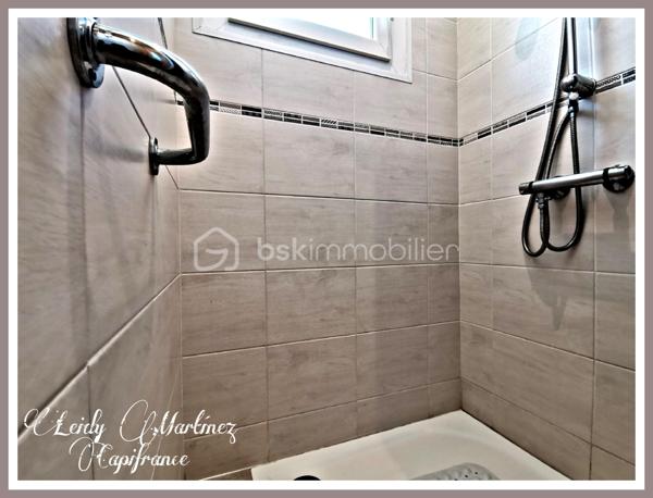 À seulement quelques pas des Thermes de Barbotan-les-Thermes, venez découvrir cet agréable appartement d’environ 24 m², rénové il y a environ 5 ans.
Situé au 1er étage d’une résidence calme et bien entretenue, sans voisin au-dessus, ce studio offre un cadre idéal pour profiter de Barbotan tout au long de l’année.
💰 Un investissement locatif intéressant : grâce à sa proximité immédiate avec la station thermale, l’appartement peut être loué environ 550 à 590 € pour une cure de trois semaines, selon la période.
⭐ Les + du bien :
* Appartement vendu meublé
* Environ 24 m²
* Rénové il y a environ 5 ans
* Menuiserie en double vitrage et PVC
* Place de parking incluse
* Wi-Fi disponible dans la résidence
* Accès direct au parc de Barbotan et à ses célèbres fleurs de lotus 🌸
* Travaux récents réalisés dans la copropriété : toiture, zinguerie et peinture des parties communes
* Aucune procédure en cours
Que vous soyez à la recherche d’un investissement locatif, d’un pied-à-terre dans le Gers ou d’un premier achat, ce bien mérite votre attention.
📍 Barbotan-les-Thermes – à proximité immédiate des Thermes
📞 Renseignements et visites : 07 84 42 09 05 Leidy MARTINEZ ORTIZ
N’hésitez pas à me contacter pour obtenir davantage d’informations ou convenir d’une visite.