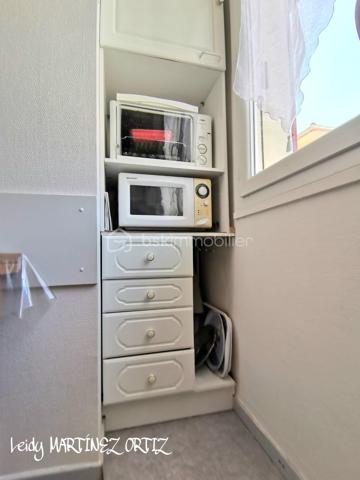 À seulement quelques pas des Thermes de Barbotan-les-Thermes, venez découvrir cet agréable appartement d’environ 24 m², rénové il y a environ 5 ans.
Situé au 1er étage d’une résidence calme et bien entretenue, sans voisin au-dessus, ce studio offre un cadre idéal pour profiter de Barbotan tout au long de l’année.
💰 Un investissement locatif intéressant : grâce à sa proximité immédiate avec la station thermale, l’appartement peut être loué environ 550 à 590 € pour une cure de trois semaines, selon la période.
⭐ Les + du bien :
* Appartement vendu meublé
* Environ 24 m²
* Rénové il y a environ 5 ans
* Menuiserie en double vitrage et PVC
* Place de parking incluse
* Wi-Fi disponible dans la résidence
* Accès direct au parc de Barbotan et à ses célèbres fleurs de lotus 🌸
* Travaux récents réalisés dans la copropriété : toiture, zinguerie et peinture des parties communes
* Aucune procédure en cours
Que vous soyez à la recherche d’un investissement locatif, d’un pied-à-terre dans le Gers ou d’un premier achat, ce bien mérite votre attention.
📍 Barbotan-les-Thermes – à proximité immédiate des Thermes
📞 Renseignements et visites : 07 84 42 09 05 Leidy MARTINEZ ORTIZ
N’hésitez pas à me contacter pour obtenir davantage d’informations ou convenir d’une visite.
