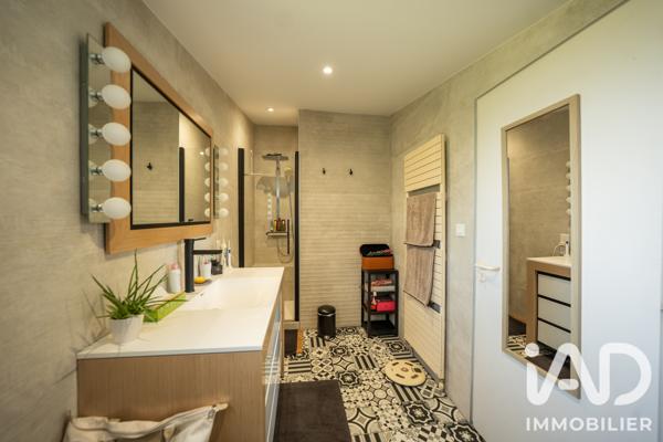 Maison à vendre 7 pièces 301 m² Saint-Étienne-de-Fontbellon