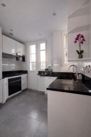 RARE – Neuilly-sur-Seine, élégant appartement de 70 m² baigné de lumière avec vue spectaculaire sur La Défense