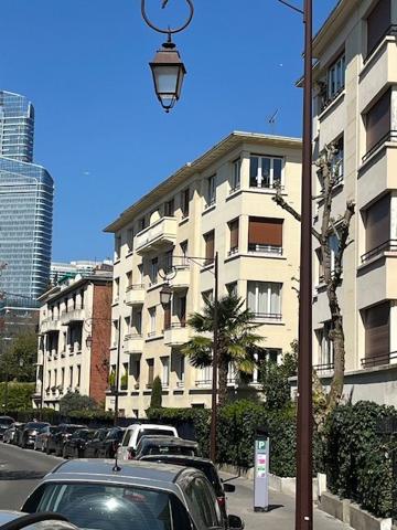 RARE – Neuilly-sur-Seine, élégant appartement de 70 m² baigné de lumière avec vue spectaculaire sur La Défense