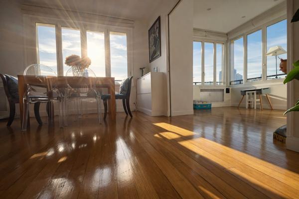 RARE – Neuilly-sur-Seine, élégant appartement de 70 m² baigné de lumière avec vue spectaculaire sur La Défense
