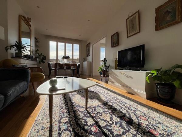 RARE – Neuilly-sur-Seine, élégant appartement de 70 m² baigné de lumière avec vue spectaculaire sur La Défense