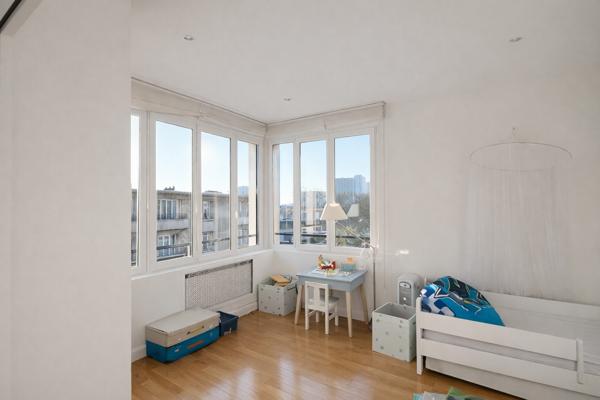 RARE – Neuilly-sur-Seine, élégant appartement de 70 m² baigné de lumière avec vue spectaculaire sur La Défense