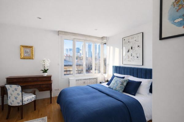 RARE – Neuilly-sur-Seine, élégant appartement de 70 m² baigné de lumière avec vue spectaculaire sur La Défense