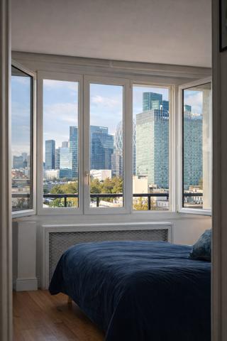 RARE – Neuilly-sur-Seine, élégant appartement de 70 m² baigné de lumière avec vue spectaculaire sur La Défense