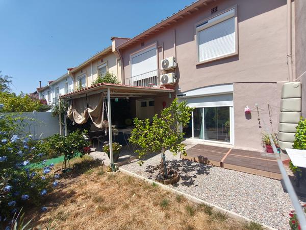 Maison rénovée de 105m² avec jardin arboré, véranda, climatisation et panneaux solaires.