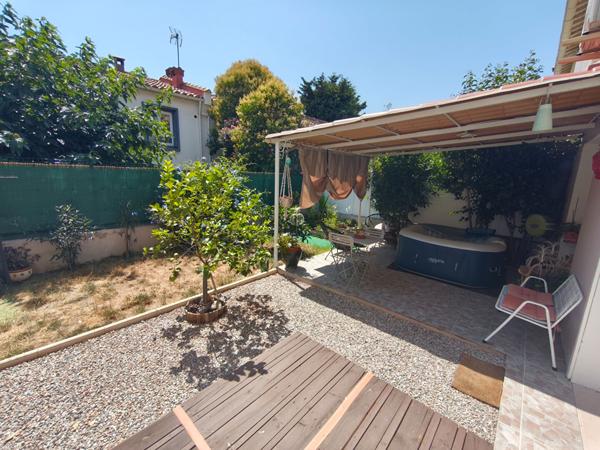 Maison rénovée de 105m² avec jardin arboré, véranda, climatisation et panneaux solaires.