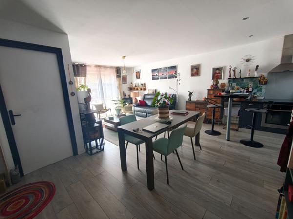 Maison rénovée de 105m² avec jardin arboré, véranda, climatisation et panneaux solaires.