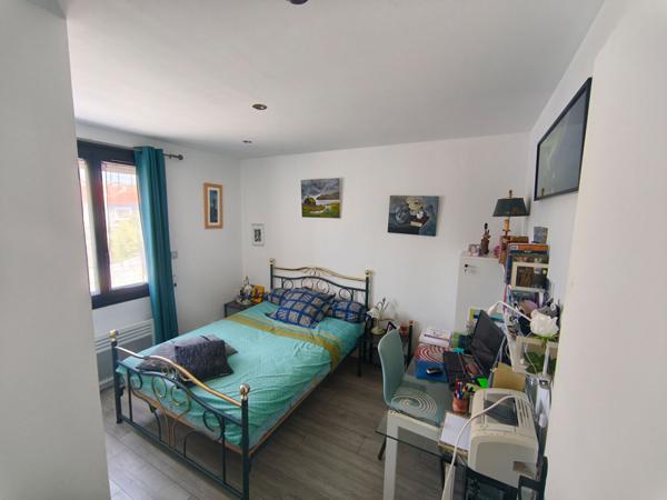 Maison rénovée de 105m² avec jardin arboré, véranda, climatisation et panneaux solaires.