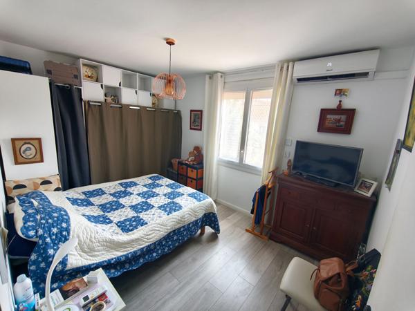 Maison rénovée de 105m² avec jardin arboré, véranda, climatisation et panneaux solaires.
