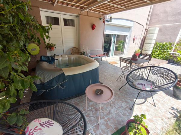 Maison rénovée de 105m² avec jardin arboré, véranda, climatisation et panneaux solaires.
