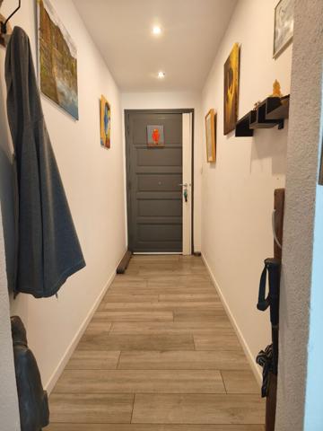 Maison rénovée de 105m² avec jardin arboré, véranda, climatisation et panneaux solaires.