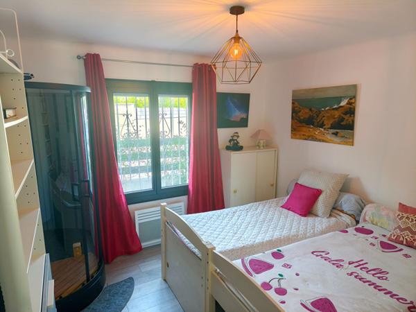 Maison rénovée de 105m² avec jardin arboré, véranda, climatisation et panneaux solaires.