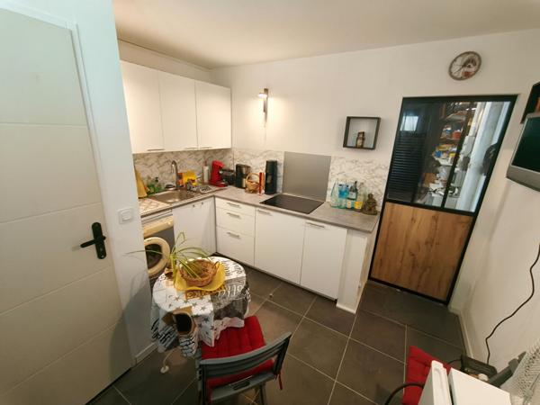 Maison rénovée de 105m² avec jardin arboré, véranda, climatisation et panneaux solaires.