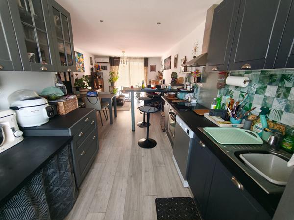 Maison rénovée de 105m² avec jardin arboré, véranda, climatisation et panneaux solaires.