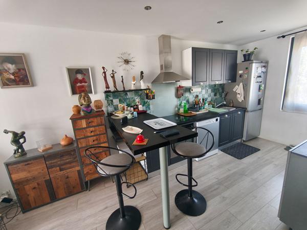 Maison rénovée de 105m² avec jardin arboré, véranda, climatisation et panneaux solaires.