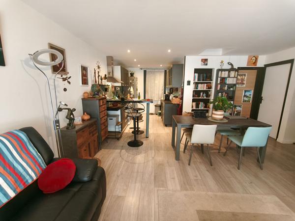 Maison rénovée de 105m² avec jardin arboré, véranda, climatisation et panneaux solaires.