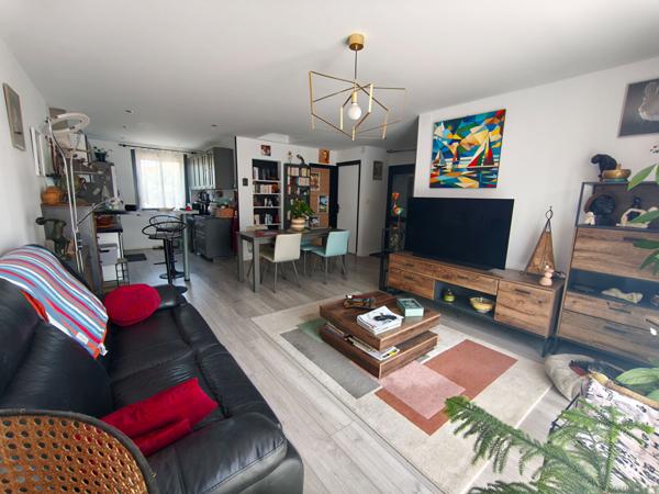 Maison rénovée de 105m² avec jardin arboré, véranda, climatisation et panneaux solaires.